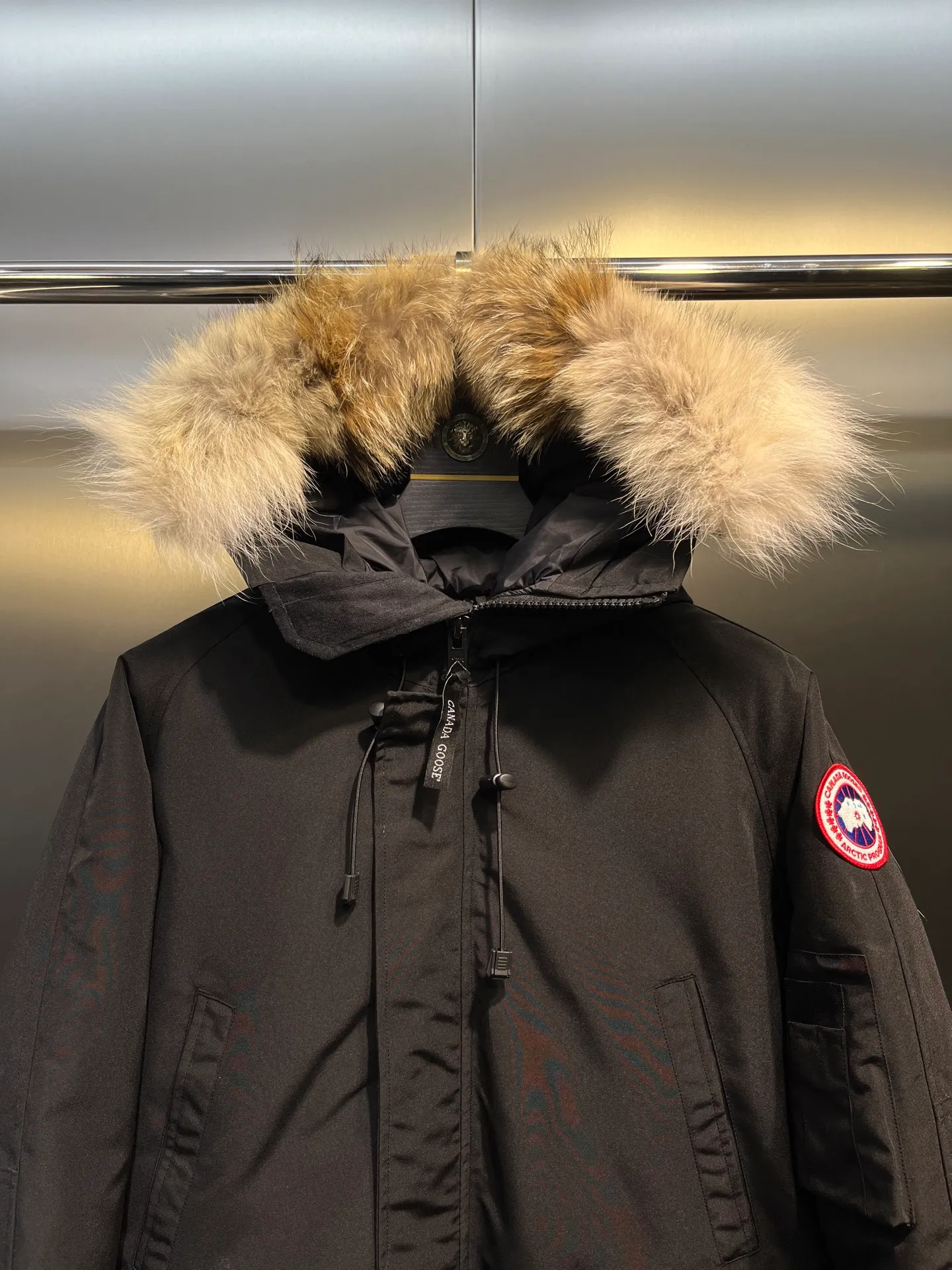 P720 high-end version black (new version of Big Goose 01) Canada Goose Canada Goose #Chilliwack 7999M bomber jacket short down jacket/01 model #Men and Women Same Style# ➖ Genuine synchronous anti-counterfeiting chip sensor! ➖ Imported 21S polyester-cotton blended original fabric [last year’s 16S/18S hard fabrics have been completely eliminated, this year all use 21S genuine synchronous fabrics, the soft mid-strap feels delicate and textured], genuine synchronous Feather-Light 10D waterproof coating fabric, made of 84.5 polyester fiber and 15.5 cotton, 100% the best feel in the entire network! ➖ The genuine official website is synchronized with the national standard 80 white duck down, you can check the official website customer service, there will never be a series of misleading claims such as 90 down or goose down! ➖ Using the best nylon lining with double double-layer sealing design, velvet-proof No. 7 needle + grid-filled down ready-made garments, there is 100% no so-called velvet running! ➖ The cuffs are designed with thickened seamless threads, and the collar and pockets are lined with top-quality polar fleece to keep you warm and comfortable! ➖ Yoshida YKK provides original custom-made electroplated sliders. YKK two-way lockable zippers are tight and smooth and will not peel off paint! ➖ 3M composite guarantees that the Velcro is the same as the original, durable, and all accessories and hardware are custom-made! ➖ Imported BEHRINGER embroidery machine to customize the 10,000-needle embroidery logo, 98% of which can be reproduced to restore the original logo. You can check and compare on the official website! ➖ The fur collars are all made of large pieces of Western Canadian blue wolf hide, ensuring that each fur collar is 13-15cm wide!   Size:XS-XXL